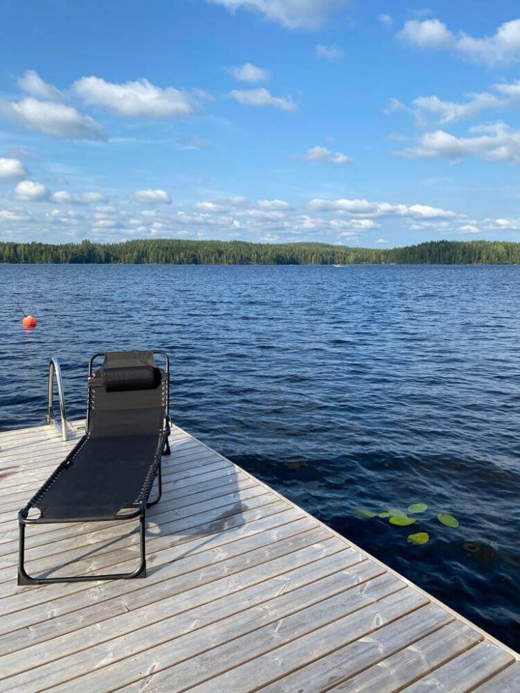 Vuokramökki auringonottotuoli laiturilla