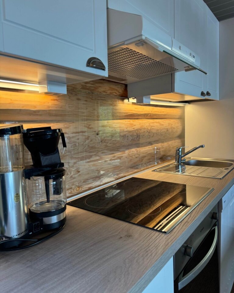 Keittiön varustelu: porakaivovesi, jääkaappi pakastelokerolla, kaasugrilli ja kaasu, astianpesukone, keraaminen liesi ja liesituuletin, keraaminen uuni, mikroaaltouuni, kahvin- ja vedenkeitin, leivänpaahdin.