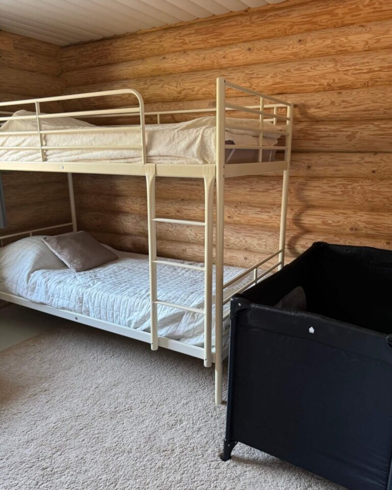 Makuuhuone 2 varustelu: 90 cm leveä sänky, kerrossänky kolmessa tasossa.