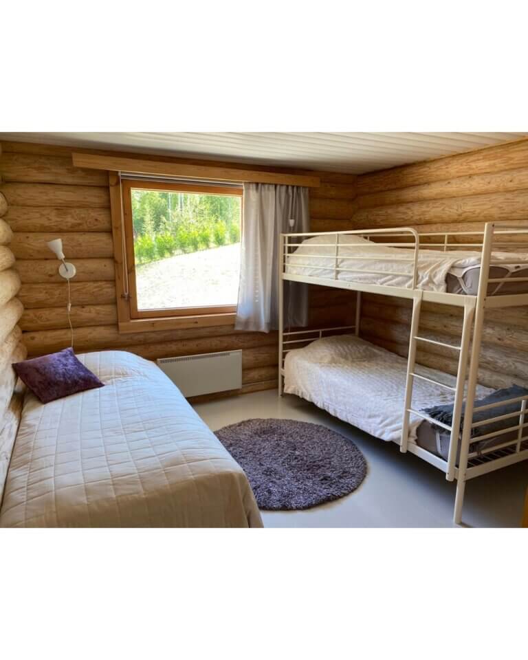 Makuuhuone 2 varustelu: 90 cm leveä sänky, kerrossänky kolmessa tasossa.