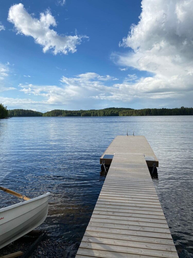 Uusi pitkä laituri puhdasvetisen Konniveden rannalla