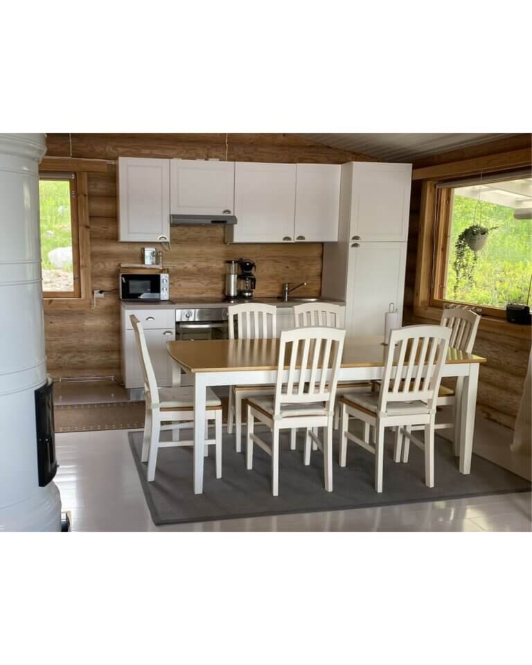 Keittiön varustelu: ruokapöytä 8:lle, porakaivovesi, jääkaappi pakastelokerolla, kaasugrilli ja kaasu, astianpesukone, keraaminen liesi ja liesituuletin, keraaminen uuni, mikroaaltouuni, kahvin- ja vedenkeitin, leivänpaahdin.