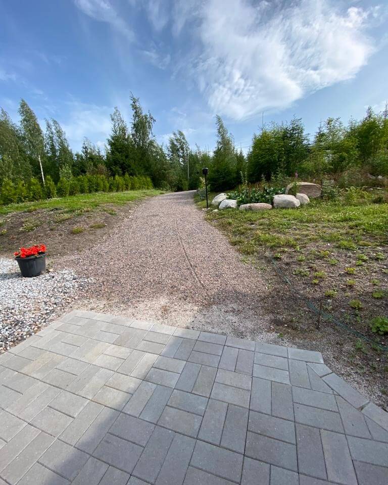 Kulku parkkipaikalta alas mökeille