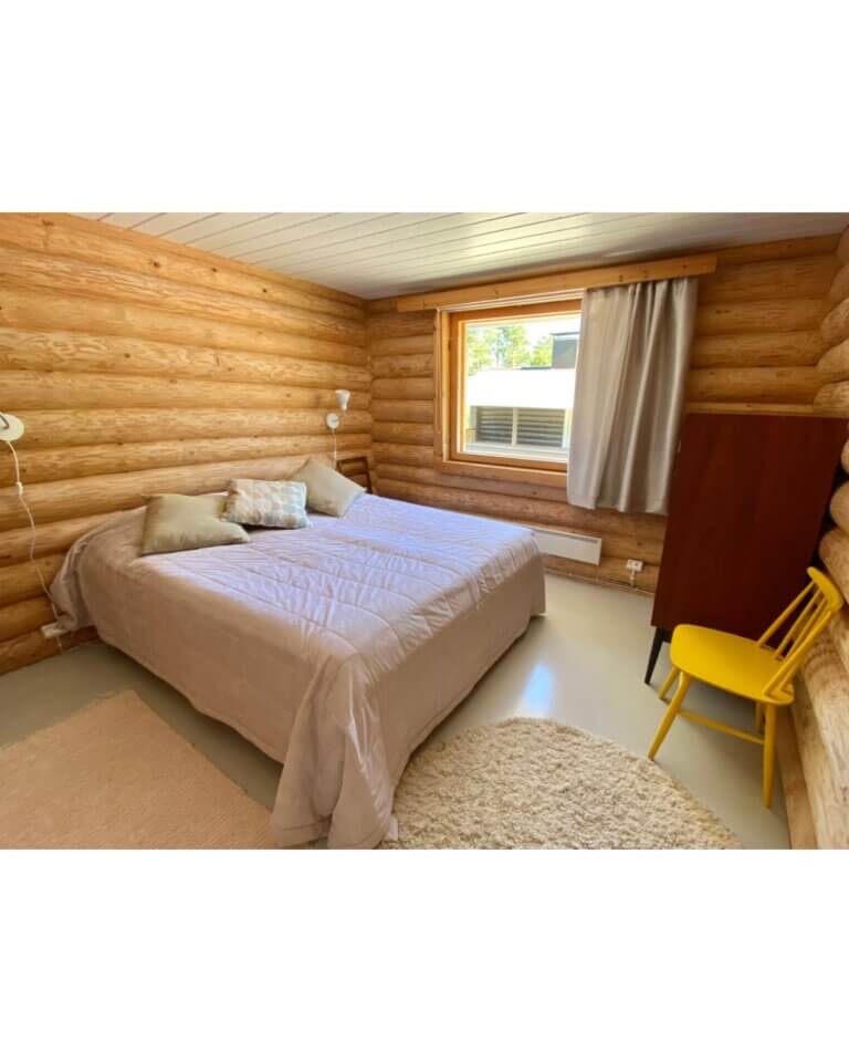 Makuuhuone 1 varustelu: 160 cm leveä parisänky ja säilytystilaa.