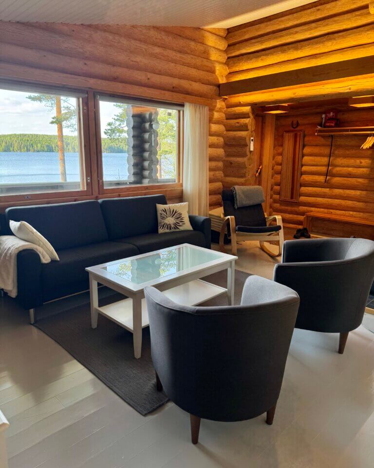 Sohva ja kolme nojatuolia.