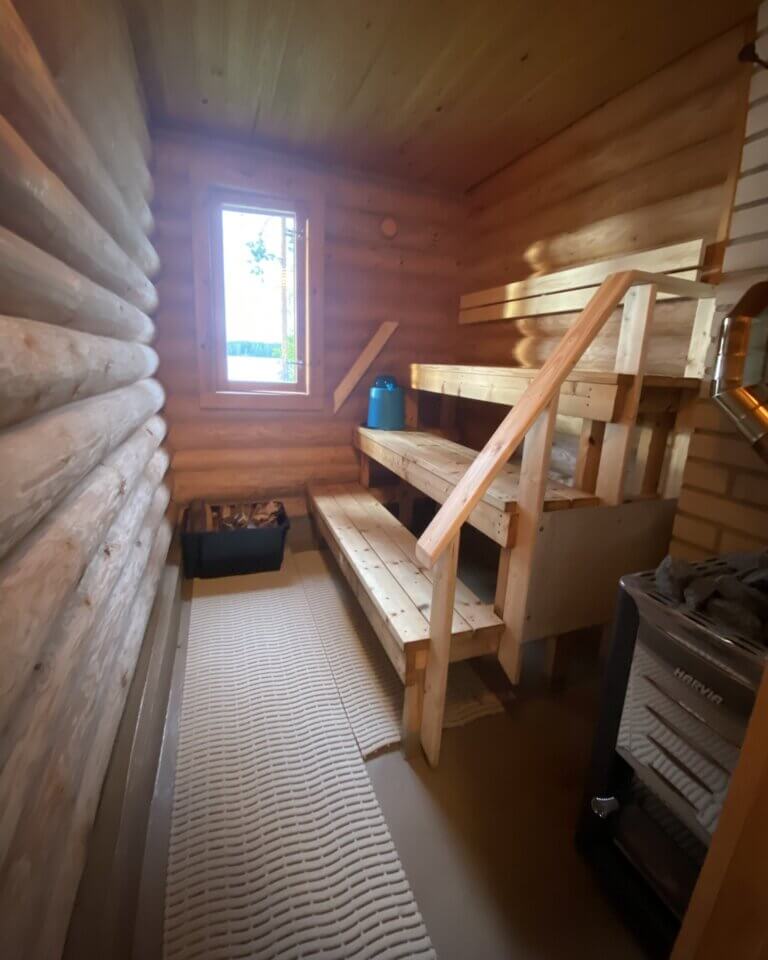 Puukiuas, polttopuut sisältyvät vuokraan.