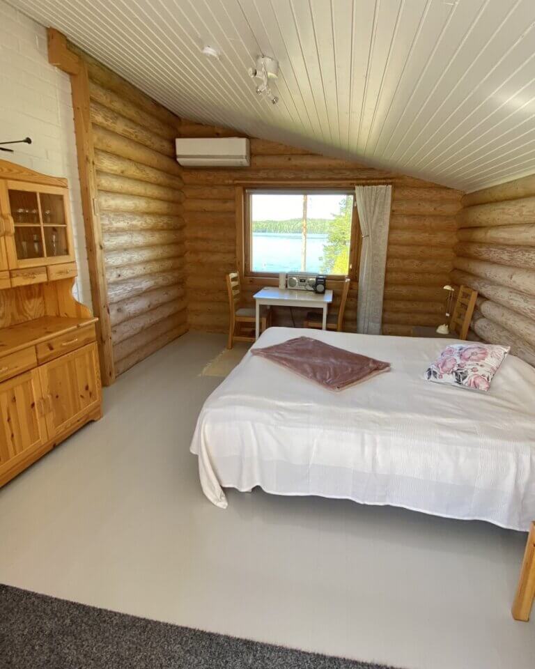 160 cm leveä vuode, pöytä ja tuolit, jääkaappipakastin ja pölynimuri.