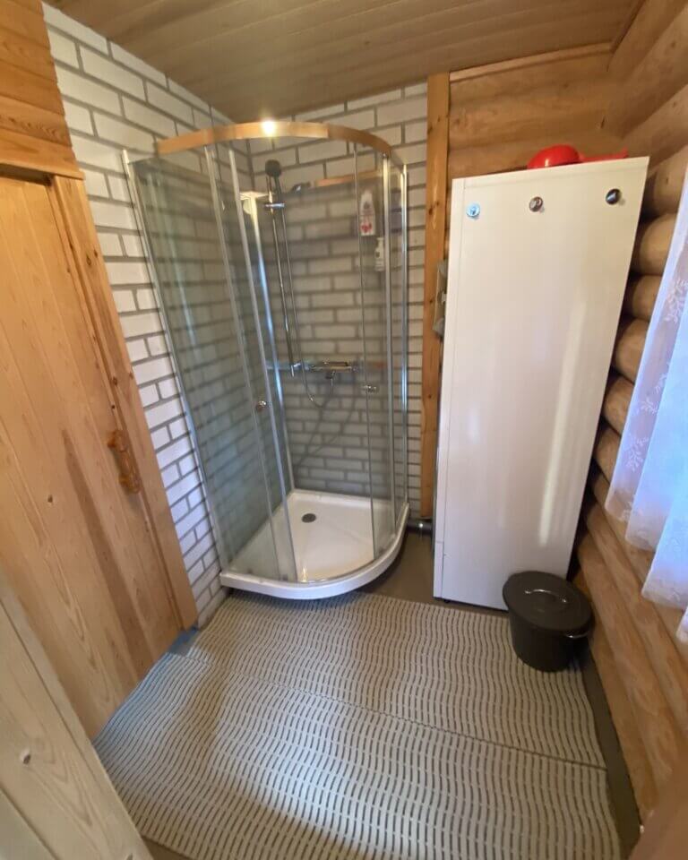 Suihkukaappi (lämminvesivaraaja).