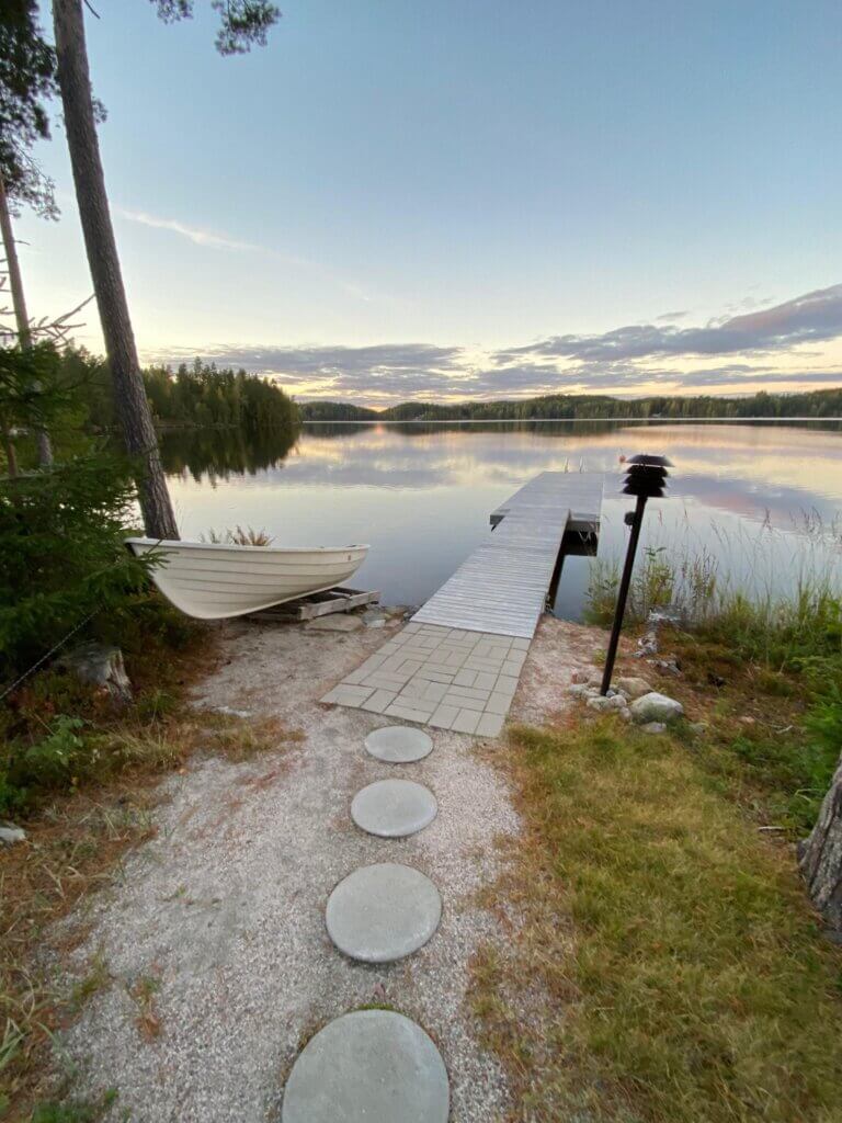 Vuokramökin hiekka-/kivipohjainen uimaranta