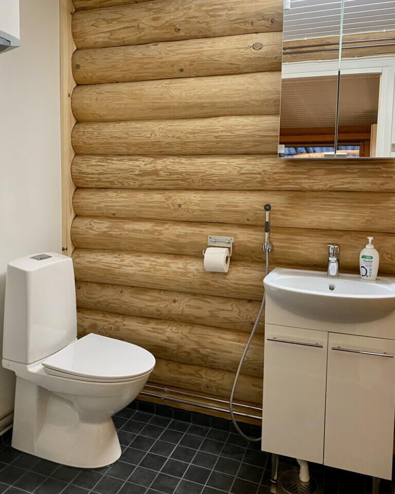 Lämminvesivaraaja, vesivessa, pyykinpesukone.